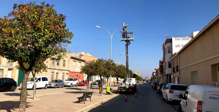 Lee más sobre el artículo Caudete comienza la instalación de las nuevas luminarias con tecnología led