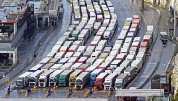 Hasta 25 camiones de Transportes Caudete están retenidos en las colas del Eurotúnel y los puertos