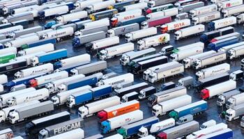 Continúa la pesadilla para miles de camioneros atrapados en Inglaterra