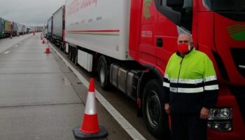 Los camioneros de Caudete retenidos en Inglaterra ya han cruzado el Canal de la Mancha