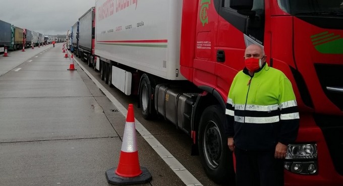 En este momento estás viendo Los camioneros de Caudete retenidos en Inglaterra ya han cruzado el Canal de la Mancha