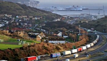 La recta final del Brexit bloquea a cientos de camiones españoles en Francia