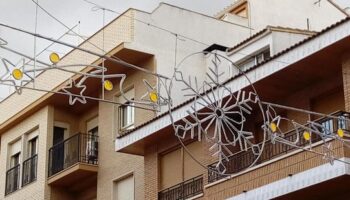 Hoy ha empezado en Caudete la instalación del alumbrado especial de Navidad