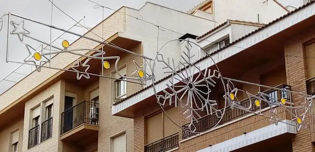 Lee más sobre el artículo Hoy ha empezado en Caudete la instalación del alumbrado especial de Navidad