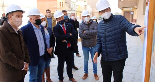 Lee más sobre el artículo El delegado de la Junta en Albacete, Pedro Antonio Ruiz Santos, visitó ayer en Caudete una de las obras del programa RECUAL