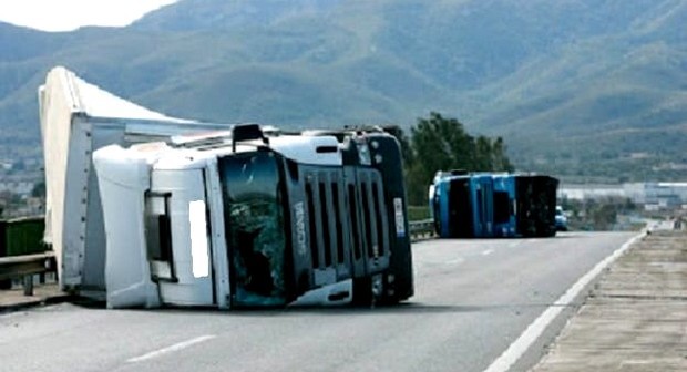 En este momento estás viendo Rachas de más de 80 Kms/hora han causado algunos daños en la población y en el entorno de Caudete