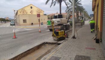 Obras de reparación en algunos puntos dañados de la Avenida de Valencia