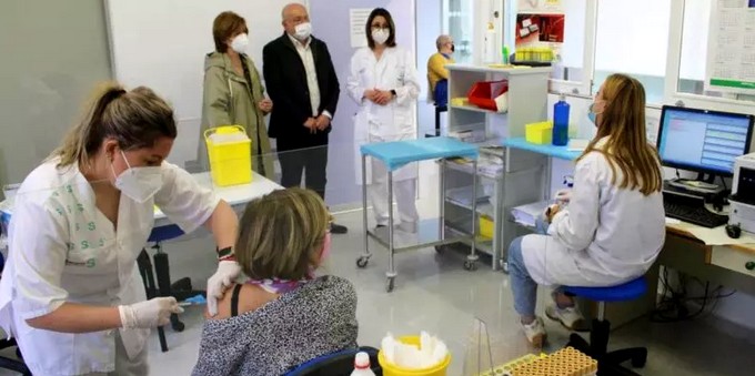 Lee más sobre el artículo Más de 1.600 personas de entre 60 y 65 años vacunadas durante la semana pasada en Caudete, Almansa y Bonete