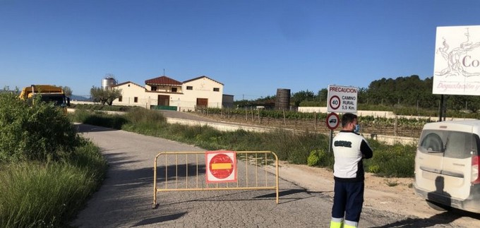 Lee más sobre el artículo Hoy está cortado el Camino de La Encina por el asfaltado de un tramo de esta vía