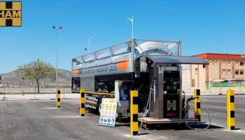 Inaugurada en Caudete una gasinera que permite el suministro de gas natural licuado a vehículos pesados y camiones