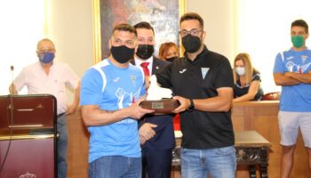 El Ayuntamiento ha homenajeado hoy al C.D. Caudetano por su ascenso a Primera Preferente