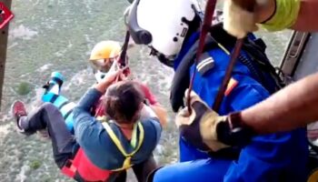 Los Bomberos de Villena rescataron ayer en helicóptero a un hombre que sufrió un accidente cuando realizaba parapente