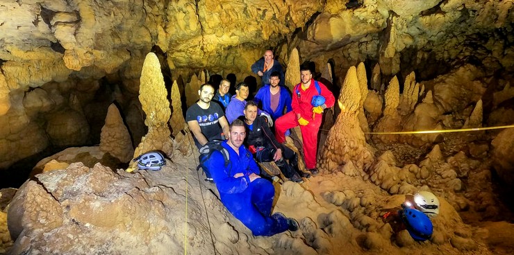 En este momento estás viendo Miembros del Centro Excursionista de Caudete exploraron la excepcional Sima de La Higuera