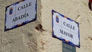 El casco antiguo de Caudete renueva los carteles de sus calles