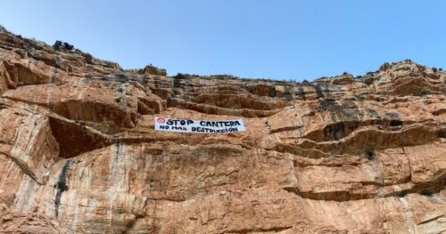 Lee más sobre el artículo Un grupo de caudetanos descuelga una pancarta de grandes dimensiones en ‘Los Anteojos’ para protestar por la apertura de una nueva cantera