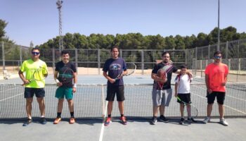 Los tenistas de las Escuelas Municipales de Deportes de Caudete no han dejado de competir este verano