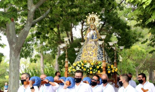 Lee más sobre el artículo Los caudetanos reciben a su Patrona con el tradicional villancico ‘Himno a la Virgen’