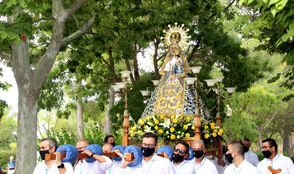 En este momento estás viendo Los caudetanos reciben a su Patrona con el tradicional villancico ‘Himno a la Virgen’