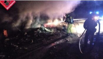 Casi 5 horas han tardado los bomberos en sofocar el incendio de un tráiler muy cerca de Caudete
