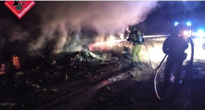 Lee más sobre el artículo Casi 5 horas han tardado los bomberos en sofocar el incendio de un tráiler muy cerca de Caudete