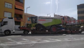 Un vehículo de grandes dimensiones ha quedado detenido frente al inicio de la calle Las Eras tras sufrir una avería