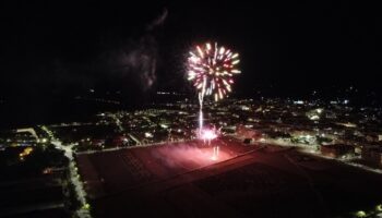 Fuegos artificiales del día de la Patrona de Caudete vistos desde un dron