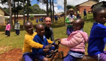 Juan Antonio Gil regresa de Kenia tras recaudar fondos para montar el aula de un colegio llamado Caudete Project 2021