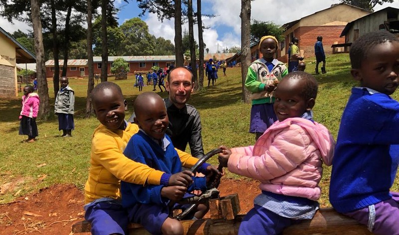 Lee más sobre el artículo Juan Antonio Gil regresa de Kenia tras recaudar fondos para montar el aula de un colegio llamado Caudete Project 2021