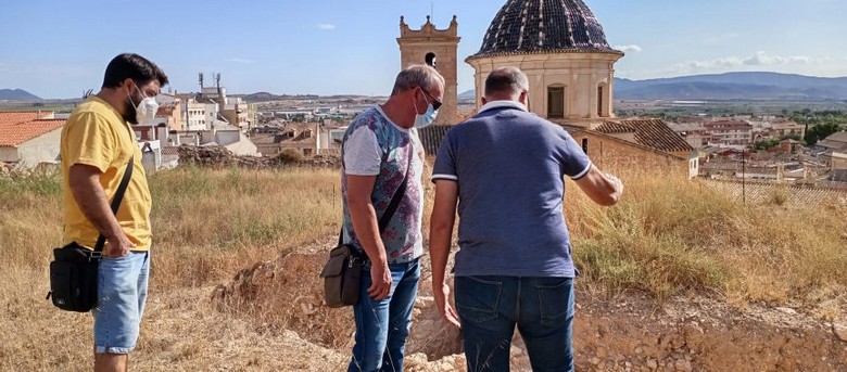 Lee más sobre el artículo Una excavación arqueológica pretende desenterrar la parte oculta de una muralla del Castillo de Caudete