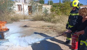 Los Bomberos de Almansa han colaborado en las prácticas contraincendios de los trabajadores de la Fundación Benéfica Martínez Teresa y Ruiz
