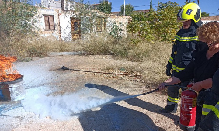 Lee más sobre el artículo Los Bomberos de Almansa han colaborado en las prácticas contraincendios de los trabajadores de la Fundación Benéfica Martínez Teresa y Ruiz