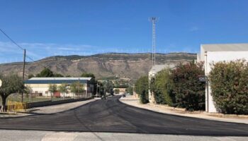 Asfaltada la Vereda de Santa Ana, mientras se prepara el alcantarillado y la red de agua potable de la Avenida de Valencia