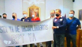 Trabajadores del Ayuntamiento de Caudete realizaron una protesta en el transcurso del Pleno para exigir la puesta en marcha de la RPT