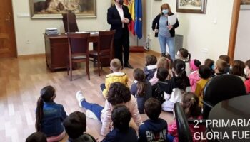 Alumnos de 2º de Primaria del CEIP 'Gloria Fuertes' realizaron una visita al Ayuntamiento para conocer su funcionamiento