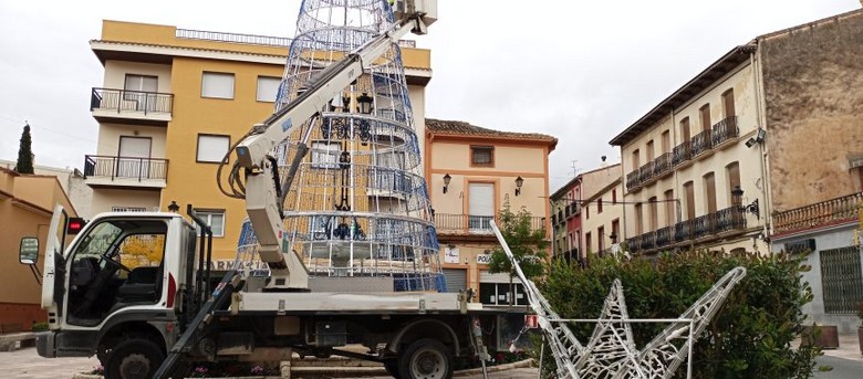 Lee más sobre el artículo Caudete comienza la instalación de su iluminación especial de Navidad