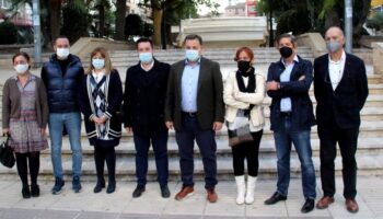 El presidente del Partido Popular de Albacete, Manuel Serrano, visita Caudete antes de los congresos regional y local