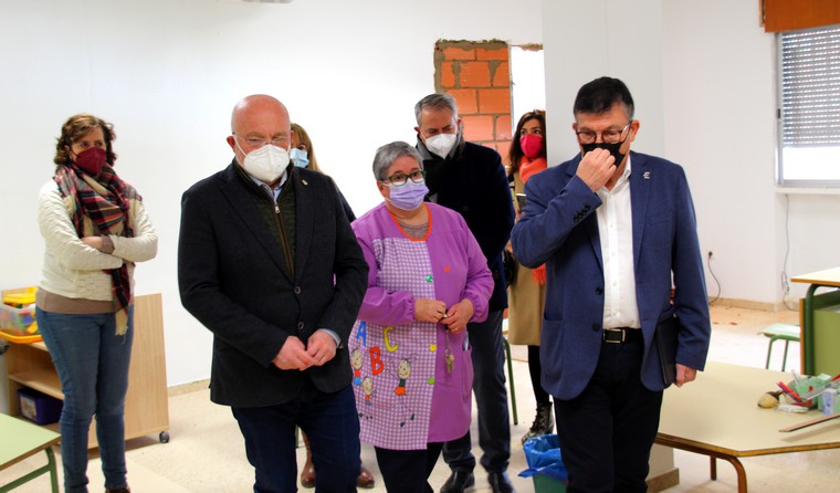 Lee más sobre el artículo El delegado de la Junta, Pedro Antonio Ruiz Santos, ha visitado hoy las obras que se realizan en el Colegio ‘Alcázar y Serrano’ de Caudete