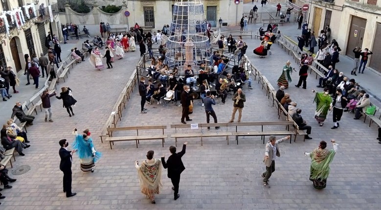 En este momento estás viendo El Covid deja una desangelada Plaza de la Iglesia el primer día de Bailes del Niño