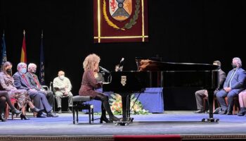 Eva María Tecles actuó en la entrega de la Medalla de Oro de la Ciudad de Villena a Apadis