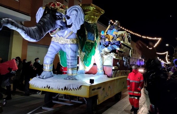 En este momento estás viendo Los Reyes Magos de Oriente ya están repartiendo juguetes a los niños de Caudete