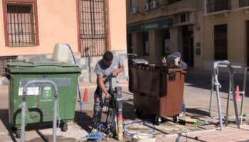 El Ayuntamiento de Caudete instala más contenedores con el sistema magnético de anclaje
