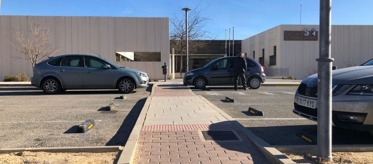 Lee más sobre el artículo El Centro de Salud cuenta desde ahora con topes para el estacionamiento de vehículos