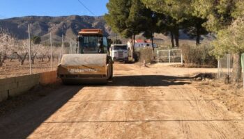 40 vecinos se ponen de acuerdo para asfaltar el camino de Los Viñales