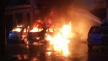 Dos coches calcinados la pasada noche en la Plaza de la Iglesia de Caudete