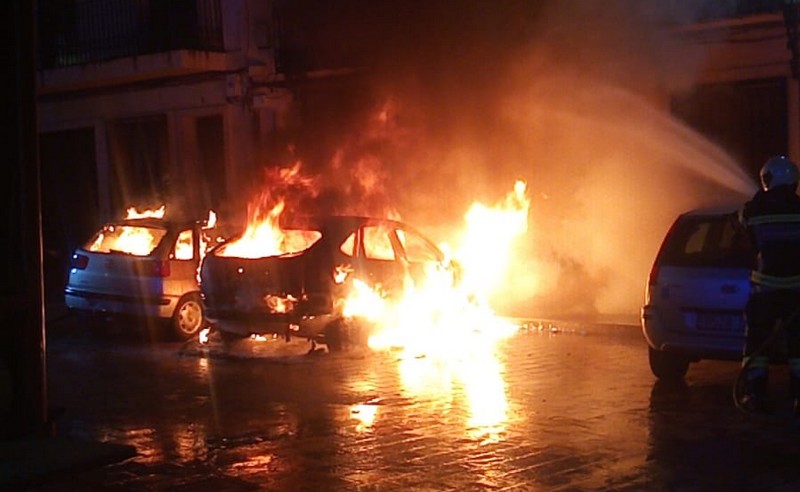 Lee más sobre el artículo Dos coches calcinados la pasada noche en la Plaza de la Iglesia de Caudete