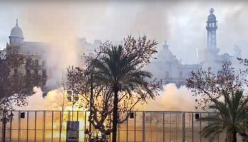 Un caudetano dispara en Valencia la primera mascletá de las Fallas 2022