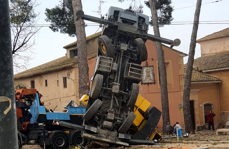 Lee más sobre el artículo Accidente mientras se cortaban los pinos del Santuario de la Virgen de Gracia de Caudete