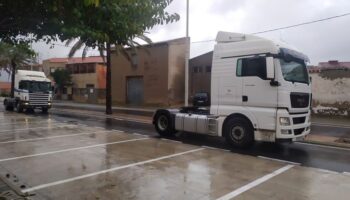 Un convoy de camiones transita por la Avenida de Valencia haciendo sonar sus claxon en protesta por los precios del gasoil