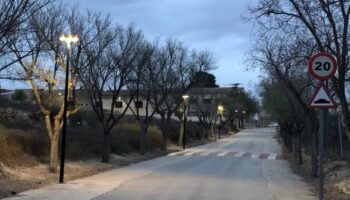 El Ayuntamiento pone en servicio la iluminación completa del Camino del Cementerio