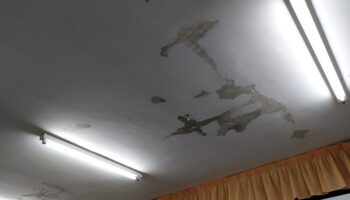 Según el PSOE, las goteras en el colegio 'Alcázar y Serrano' son el resultado de años de dejadez en su mantenimiento, de competencia municipal
